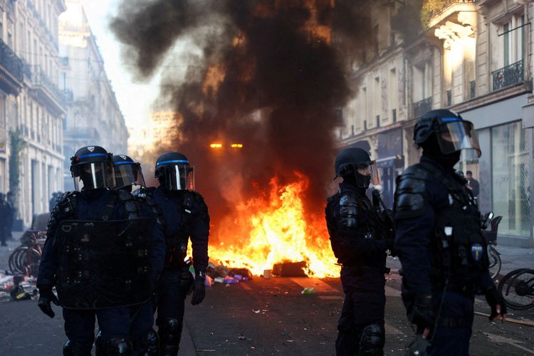 2026-10-19T153038Z_1777843143_RC2R5OAUQX6Y_RTRMADP_3_FRANCE-PROTEST-QUESTIONS-342316.JPG